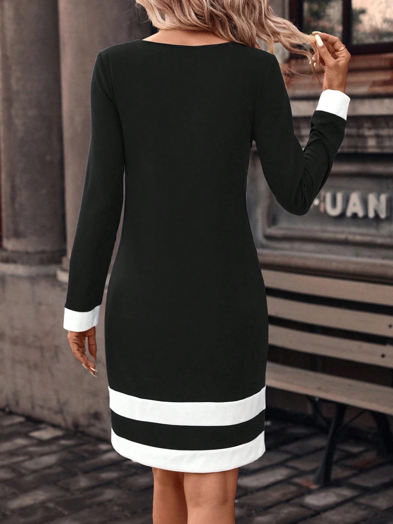 Vestido Listrado de Gola Redonda