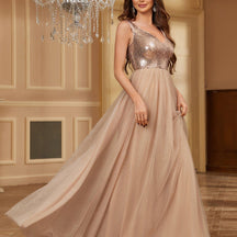 Vestido de Tule com Decote Profundo de Paetês
